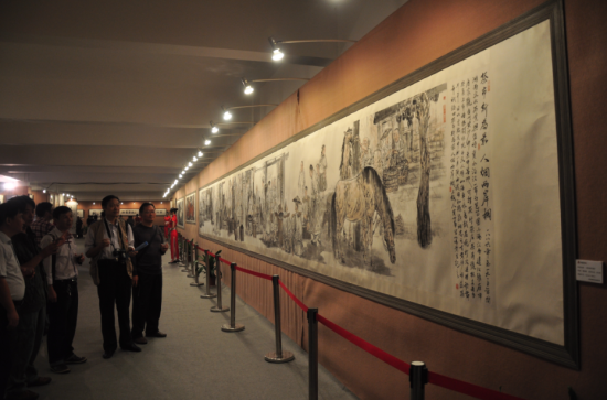 展出的巨幅国画作品《茶市斯为盛》，长约14米，再现了安化古代茶市繁荣的景象。