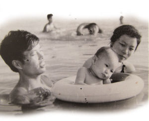 1984年的夏天，我们带着一岁差两个月的女儿在长沙湘江中游泳。