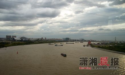湘西保靖，酉水河边的码头，杨海原来在保靖做过生意，“有些感情在这里”。