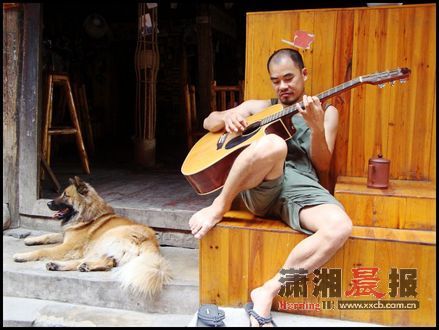　杨海 34岁，湖南吉首人，民谣歌手，歌里有很多叙事，代表作《矮子陈的故事》《时光在回不去的路上》，11月16日，将来长沙演出。 