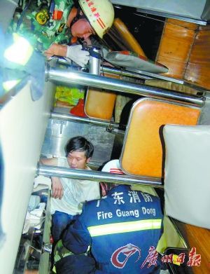 消防官兵正在营救被困乘客。