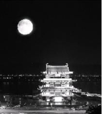 9月30日，中秋月亮和长沙杜甫江阁的景色相辉映