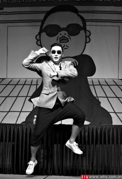 　在25日的首尔见面会上，韩国饶舌歌手PSY在其漫画形象前大跳“骑马舞”。