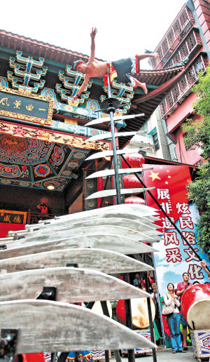 　黄金周期间，坡子街火宫殿举行中秋国庆庙会，引来市民关注。