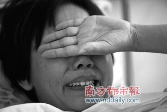 昨日，在深圳市二医院，被打至流产的刘女士想起孩子痛苦不已。 南都记者 赵炎雄 摄 