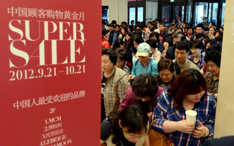 3日上午，在首尔B百货商店营业时间，顾客们正在进入商场。中国国庆长假期间，来到韩国的中国游客达到10万多人因此主要百货商店以外国游客为对象的销售额剧增。