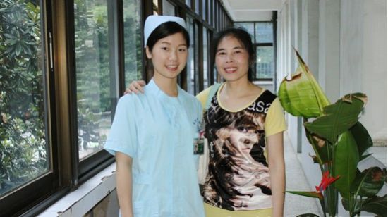 美护士何瑶(左—)资料图