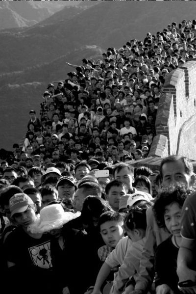 　下图：八达岭长城在“十一”期间游人如织。(资料图片)本报记者潘之望摄