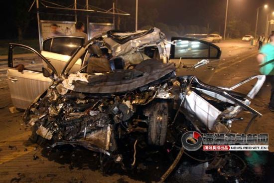 长沙沿江风光带轿车渣土车相撞 轿车司机死亡