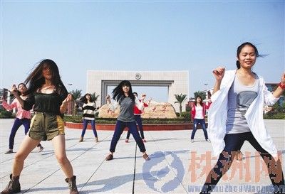 湖南工业大学学生在排练株洲版《江南style》。 谭清云 摄