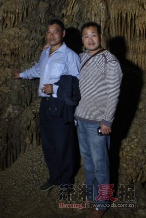 刘运双（左）,65岁，保坪村人，定居娄底，2003年，56岁时开始带领老家村民开发兰花洞。