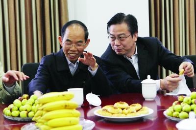 16日15时30分，在济南举行的山东粮油企业调研会议，夏文星（左一）面前摆着水果和糕点，他没有动过。组图/记者刘有志 