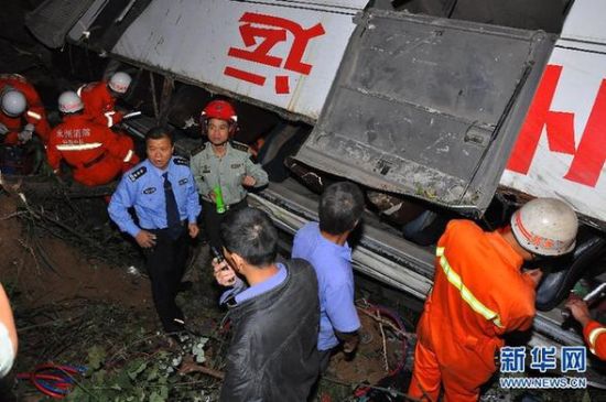10月18日，湖南永州消防支队队员在事故现场施救。当日下午，湖南永州市一辆载有多人的客车坠崖翻车。 新华社发