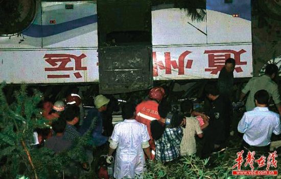 10月18日，永州永连公路双牌茶林路段，一辆载有46名学生的大巴车翻入山崖，造成4人遇难。图为消防队员在现场救援。