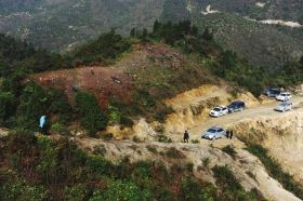 10月24日，桂东县寒口坳鸟岭，有人在一处陡坡上捕杀候鸟，离去后留下几堆灰烬和一些简易的捕鸟工具。　组图/实习记者李坤 
