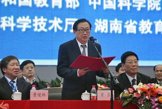 全国人大常委会副委员长华建敏宣布开幕。