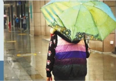 10月29日下午，长沙迎来了一场延绵秋雨，天气转凉。黄兴路步行街上已经有人穿起了羽绒小马甲。 实习生 陈俊筱 摄