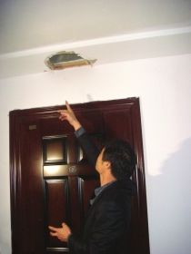 　10月29日，小区物管介绍，朱玉掉落到架空层天花板上，并砸出一个洞。图/记者陈斌