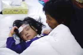 10月29日，湖南省第二人民医院，三岁的朱玉在奶奶的安慰下接受治疗。图/实习生杨旭