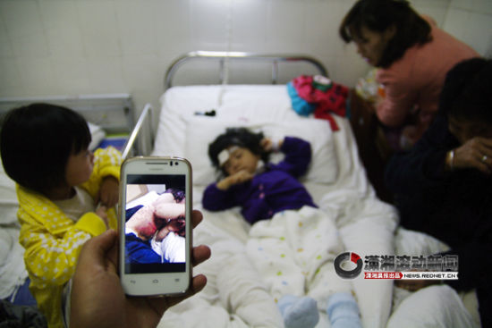 (10月29日，从16楼顶坠落的小女孩朱文睿在长沙市第二人民医院接受治疗。图/潇湘晨报滚动新闻记者 杨旭)