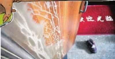  10月30日，长沙市四方商贸城，6岁女童小雨（化名）家门口留有疑似强酸腐蚀过的痕迹。实习生 李健 摄
