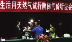  11月2日，长沙市金源大酒店，听证会结束后媒体记者争相采访与会官员。图/记者邵骁歆 