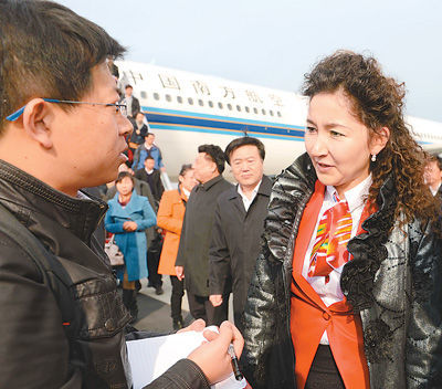 来自新疆的党的十八大代表乘机抵达北京首都国际机场。 　　本报记者 雷 声摄