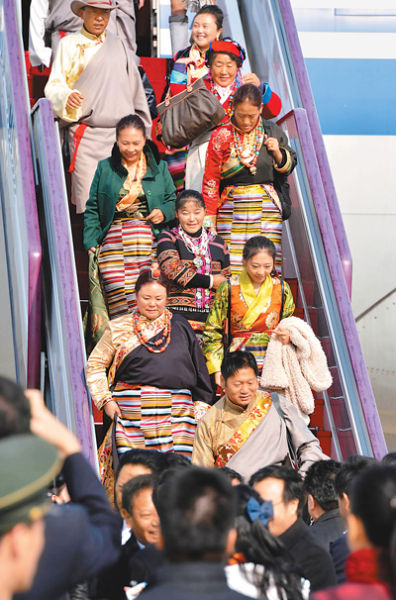 来自西藏的党的十八大代表乘机抵达北京首都国际机场。 　　新华社记者 王 晔摄
