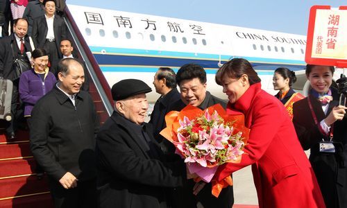 出席中国共产党第十八次全国代表大会的湖南代表团代表抵达首都国际机场。 本报记者 罗新国 张 目 摄