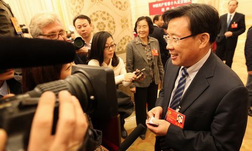 11月9日，湖南代表团举行开放日活动，吸引了境内外记者关注的目光。梁稳根代表受到媒体“围攻”。本报记者 罗新国 摄