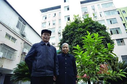 　11月9日，浏阳市礼花路28号，李海兵(左)和老伴喜欢“打扮”所住的小院落。图/记者张轶 