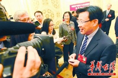 11月9日，湖南代表团举行开放日活动，吸引境内外记者的目光。梁稳根代表受到媒体“围攻”。本报记者 罗新国 摄