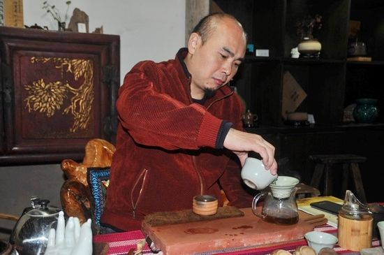 著名茶陶大师彭望球先生与客人煮茶论道.