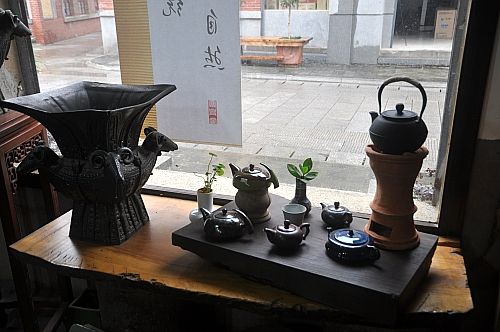 彭望球先生设计烧制的陶制茶具.