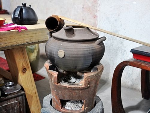一炉新炭，配以铜官陶茶具，烹一壶黑茶.