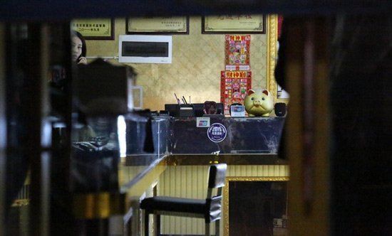 11月16日，湖南省娄底市娄星区长青中街卓尔珠宝店发生抢劫杀人事故现场。