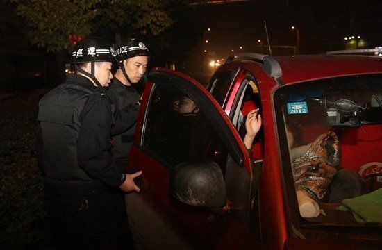 11月16日晚上，湖南省娄底市公安局巡特警支队巡逻大队民警在各个交通路口设卡检查。
