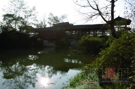2012年11月13日下午，新宁金石镇李家塘村，太平桥一派恬静。两个在附近柳山小学读书的男孩放学路过，“你们到崀山去嘛，这里不好玩”。 