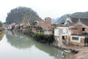 上甘棠村临谢沐河而建，由于地势太低，水患成了该村最大的忧患。范衎衎 摄 　　本版撰文/记者 范亚湘