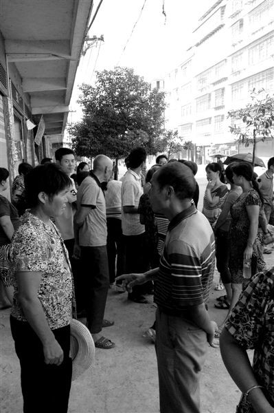 9月7日，湖南衡阳江口镇，家长们打听试验的事。新京报记者 黄玉浩 摄