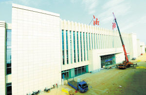 　工人正在候车大楼顶部安装“湘潭”二字。湘潭晚报记者陈旭东 摄