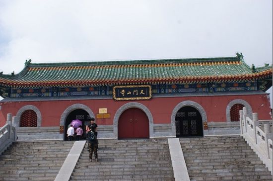 天门山寺是湖南境内最高佛教建筑群