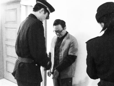  北京市第一中级人民法院刑事审判庭，段振豪等待进入法庭受审。