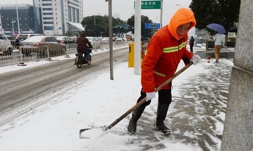 长沙降新年首场雪 省气象台发道路结冰红色预