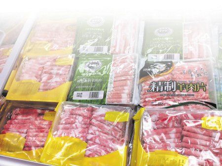 　超市内用于涮火锅的肉片品种繁多，但“挂羊头卖猪肉”的现象并不少见。李姝阳 摄