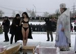 数千俄罗斯人跳冰水庆主显节