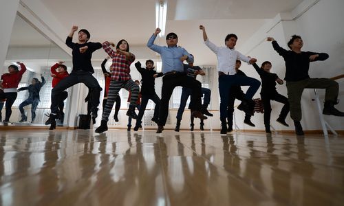 1月20日，张家界市阳光艺术学校，覃露和演员们排练舞蹈《江南style》。她因参与张家界版《江南style》MV走红网络，开始了自己的圆梦之旅。