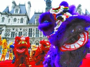 2月10日，当地华人华侨在法国巴黎市政厅广场举行盛大新春游行活动，庆祝中国农历蛇年春节。