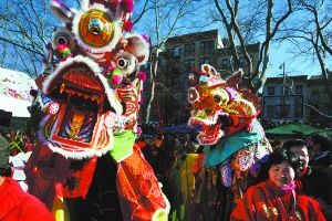 2月10日，当地华人华侨在纽约曼哈顿中国城表演舞龙舞狮，庆祝新春佳节。