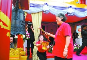 2月10日，在泰国曼谷，泰国诗琳通公主（前）在“欢乐春节”活动开幕式上敲钟祝福。